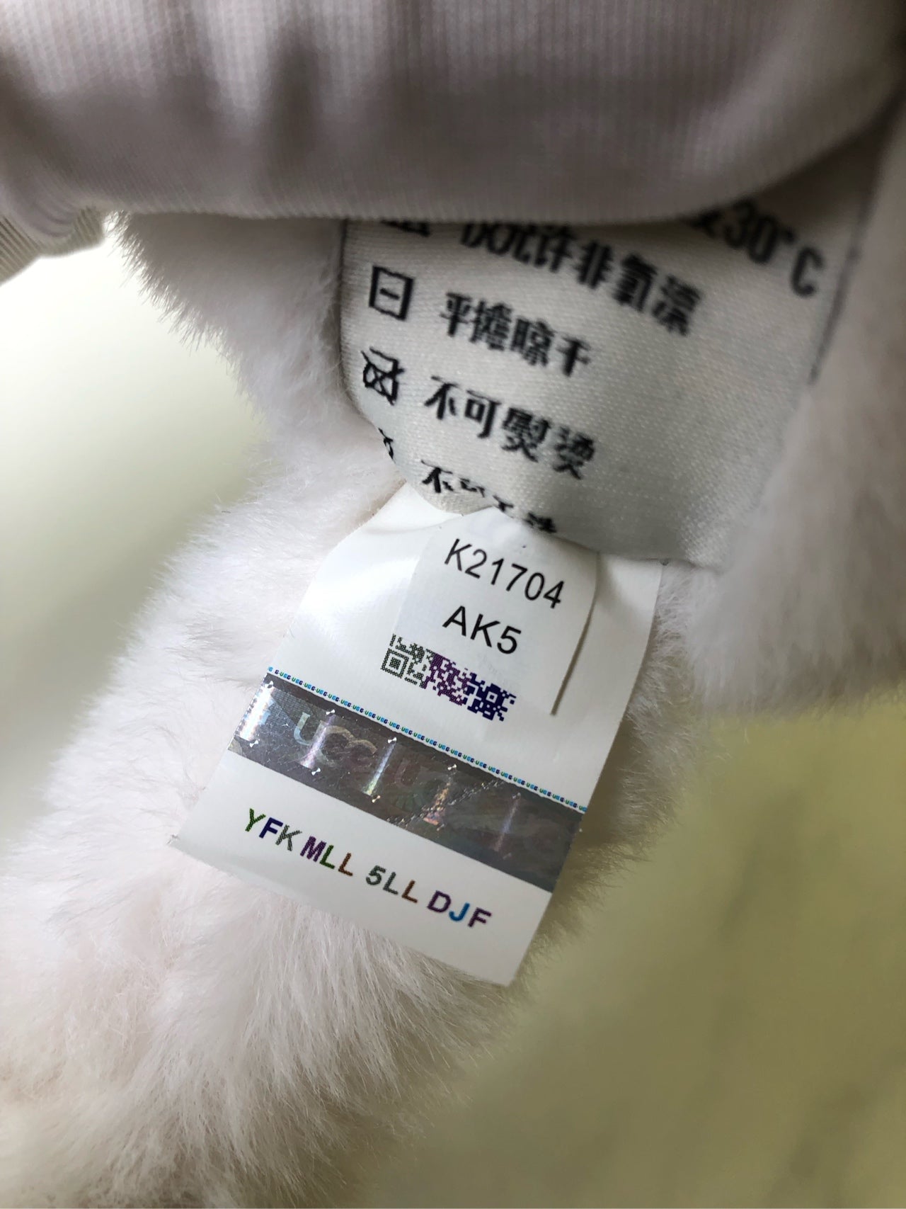 UGG White