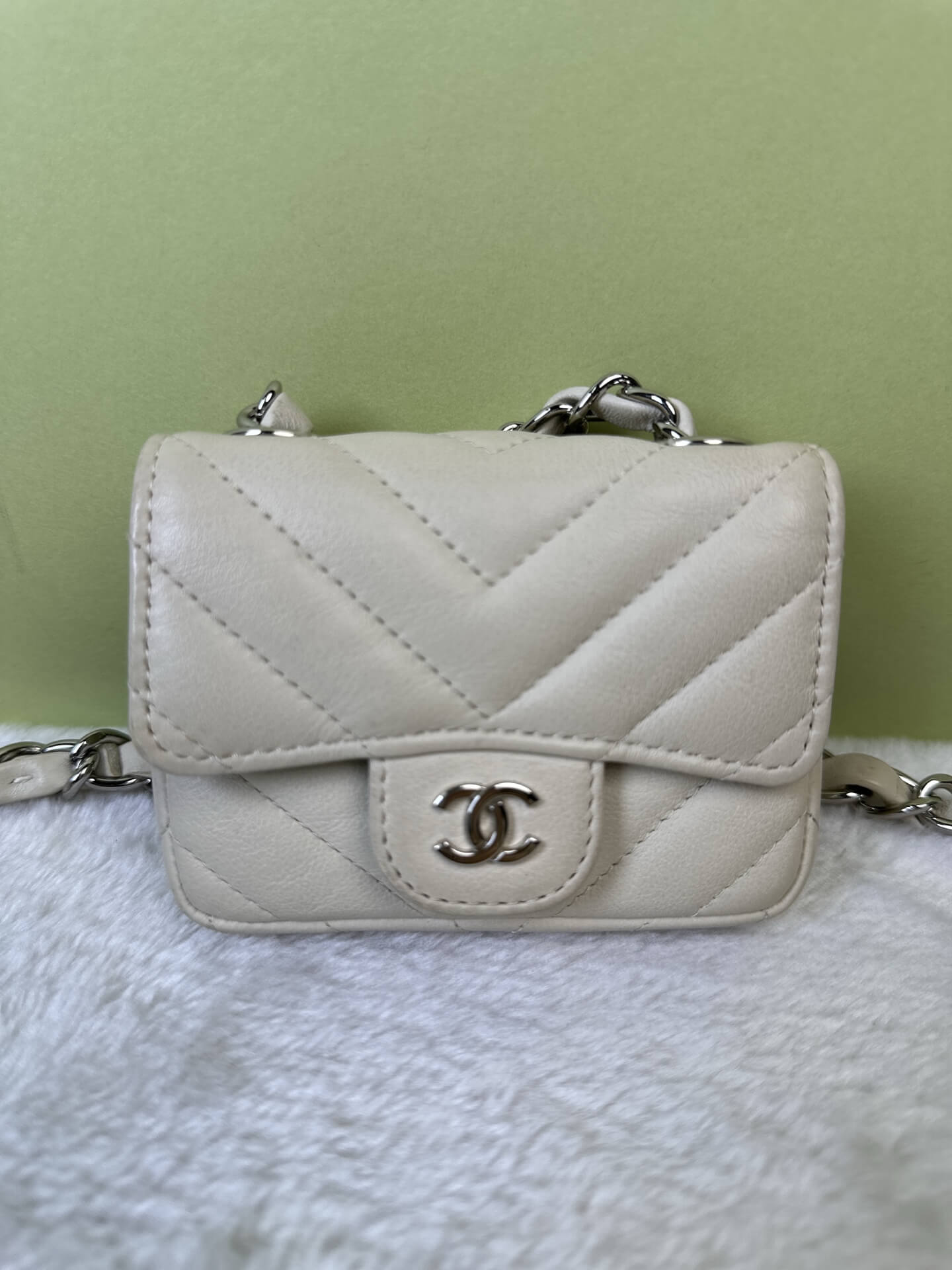Chanel 22C Collection Silver Calfskin Card Holder with Chain